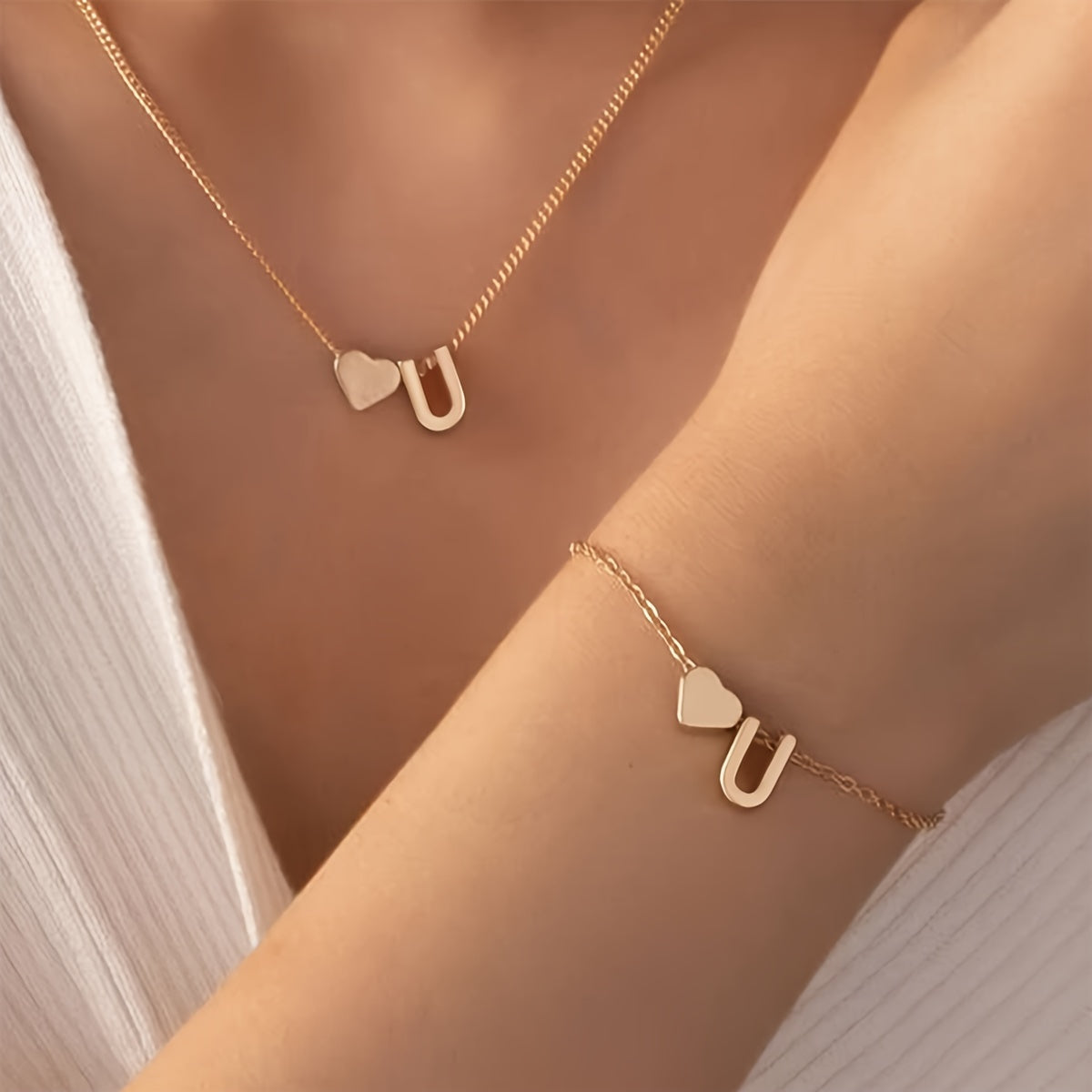 A Stylish And Minimalist Two-Piece Set Featuring a Metal Heart And English Letter Necklace And Bracelet, Perfect for Everyday Commuting Wear.