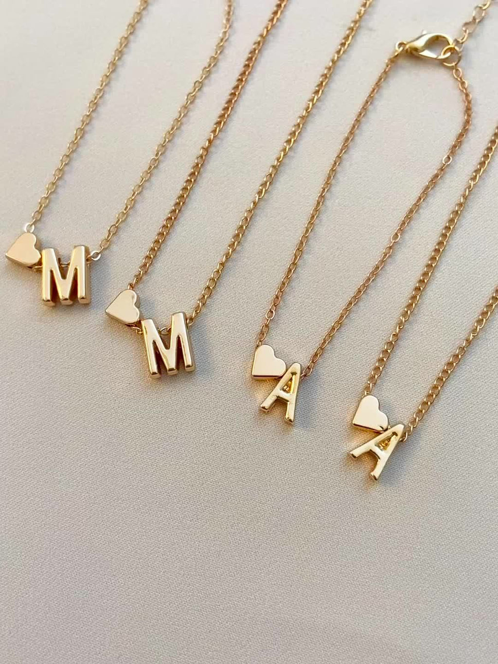 A Stylish And Minimalist Two-Piece Set Featuring a Metal Heart And English Letter Necklace And Bracelet, Perfect for Everyday Commuting Wear.