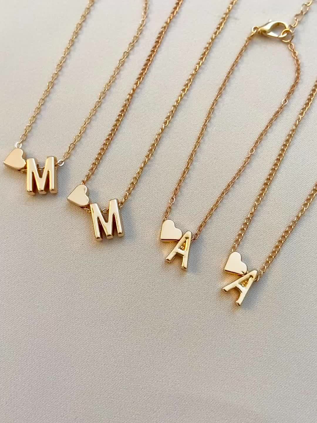 A Stylish And Minimalist Two-Piece Set Featuring a Metal Heart And English Letter Necklace And Bracelet, Perfect for Everyday Commuting Wear.