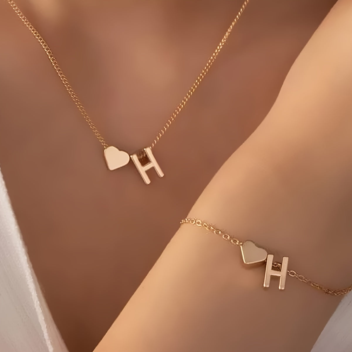 A Stylish And Minimalist Two-Piece Set Featuring a Metal Heart And English Letter Necklace And Bracelet, Perfect for Everyday Commuting Wear.