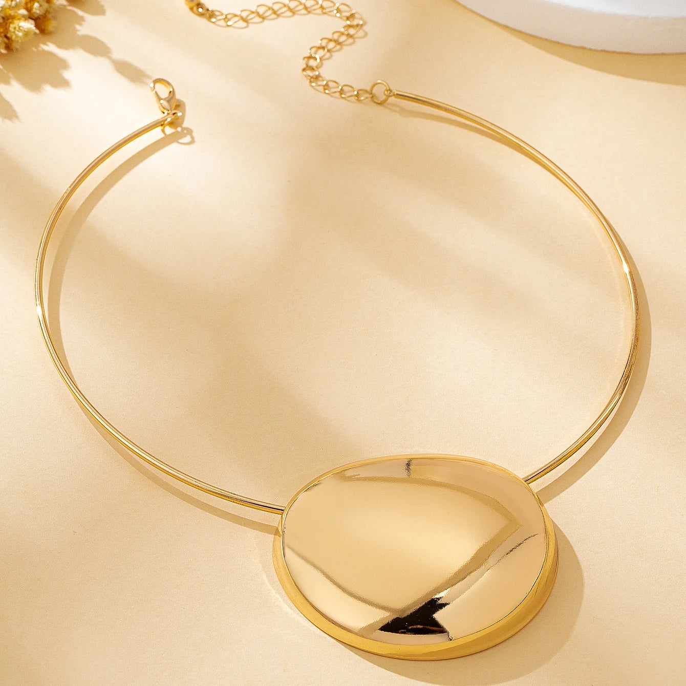 A Women's Necklace, a Glossy Geometric Exaggerated Fashion Simple Necklace, Suitable for Daily Wear and Vacation Wear