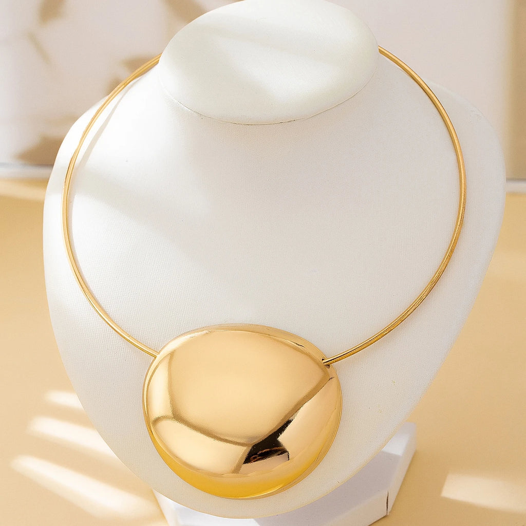 A Women's Necklace, a Glossy Geometric Exaggerated Fashion Simple Necklace, Suitable for Daily Wear and Vacation Wear