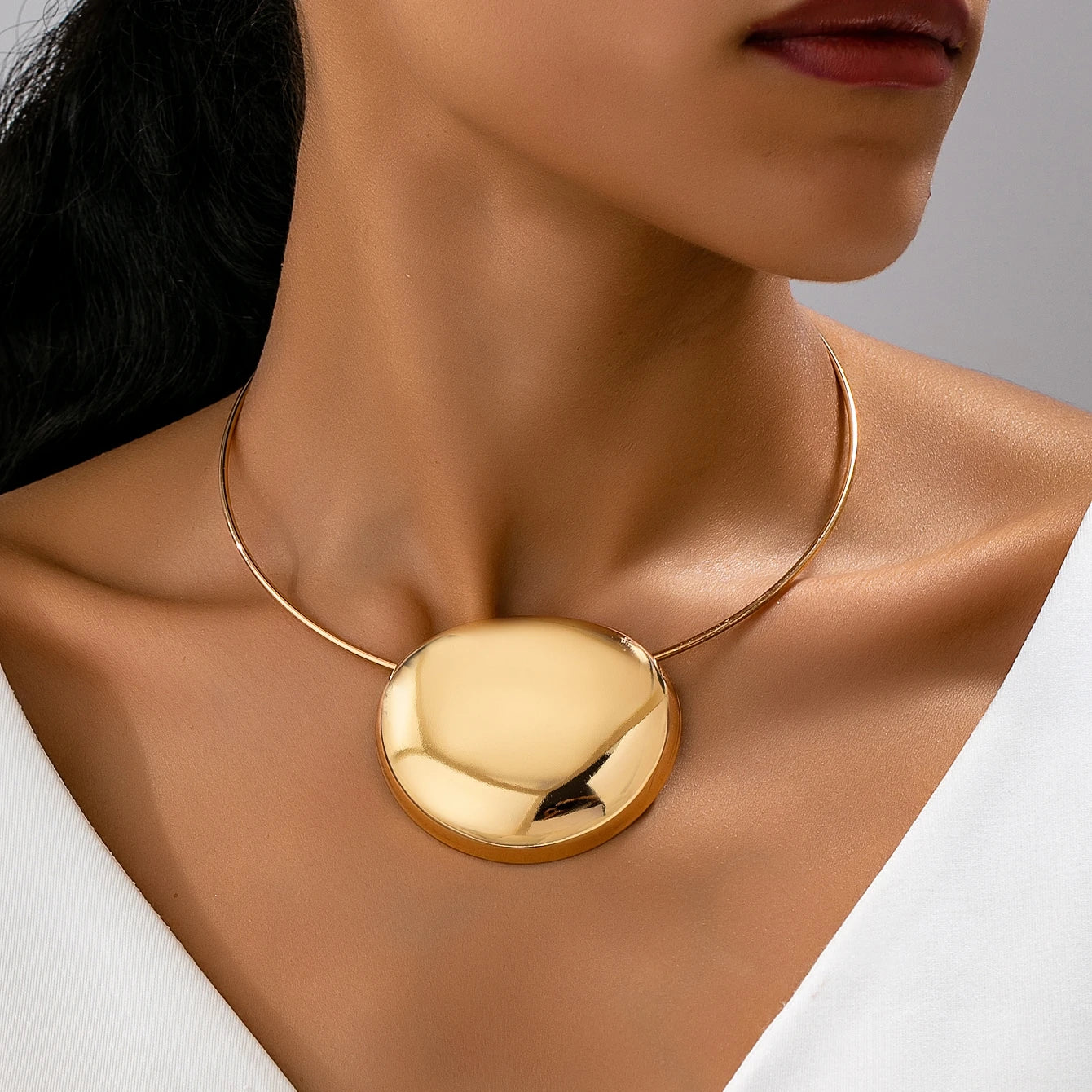 A Women's Necklace, a Glossy Geometric Exaggerated Fashion Simple Necklace, Suitable for Daily Wear and Vacation Wear