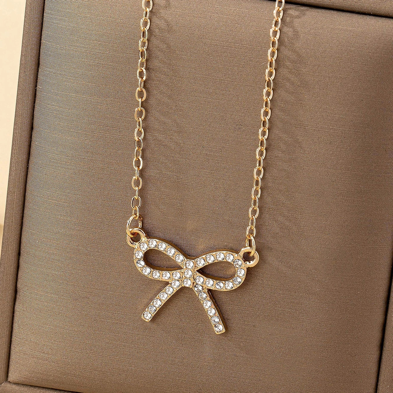 A Women's Necklace, Simple and Sweet Bow Pendant Necklace, Suitable for Daily Wear and Banquet Wear