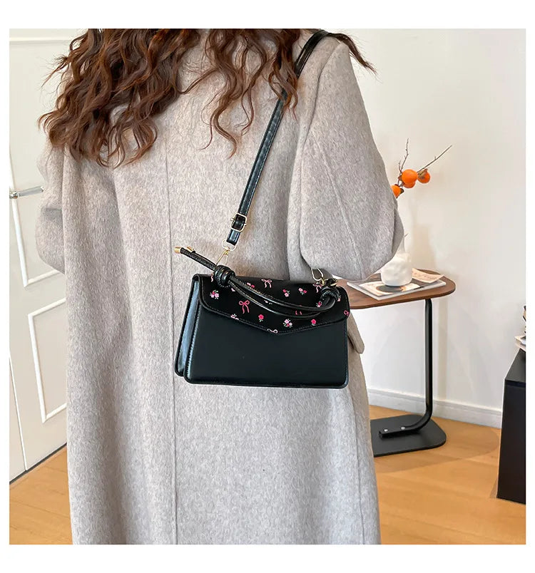 Fashion handbag women's personality early spring new simple fashion trendy printing casual messenger niche small square bag