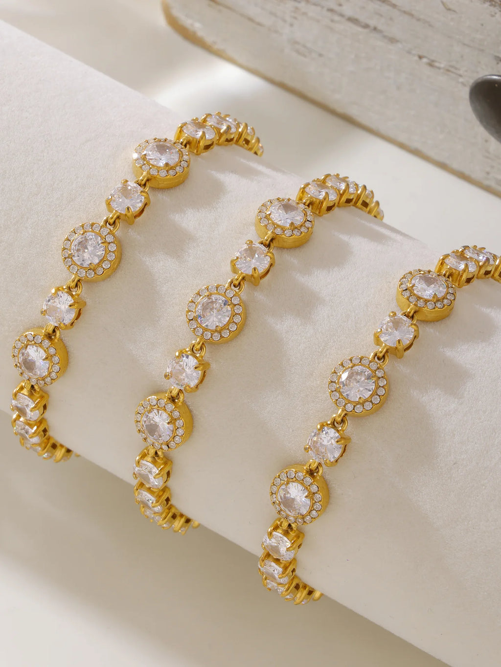 Women's Bracelet with Simple Design Inlaid with Zircon Stainless Steel Fashionable and Versatile Jewelry Accessories