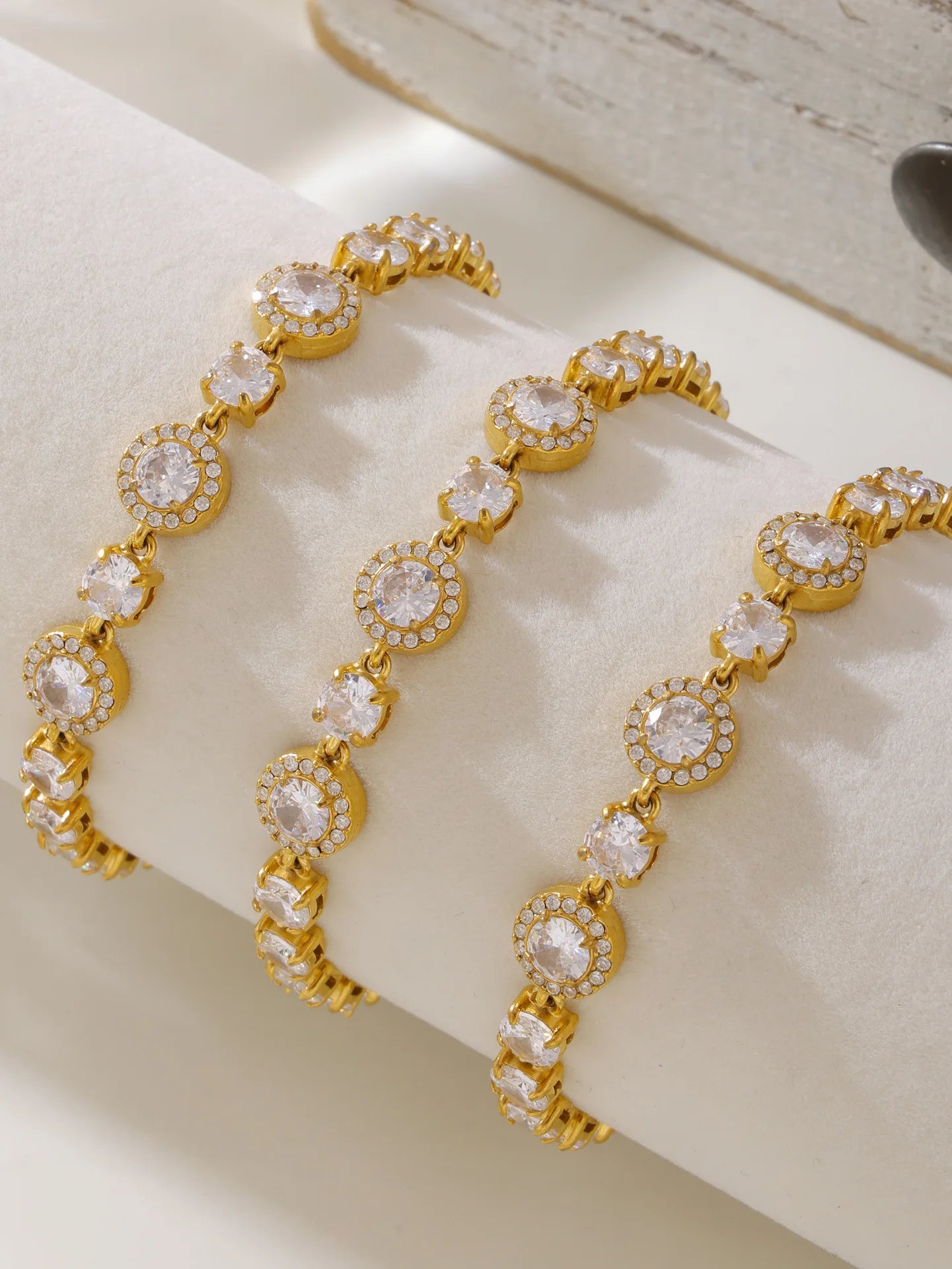 Women's Bracelet with Simple Design Inlaid with Zircon Stainless Steel Fashionable and Versatile Jewelry Accessories