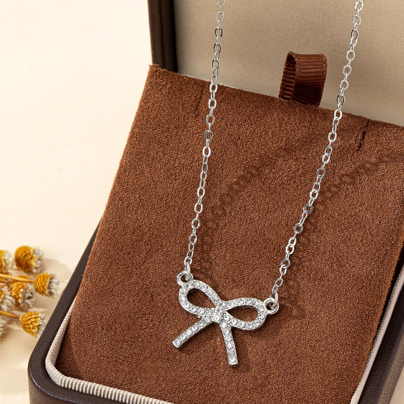 A Women's Necklace, Simple and Sweet Bow Pendant Necklace, Suitable for Daily Wear and Banquet Wear