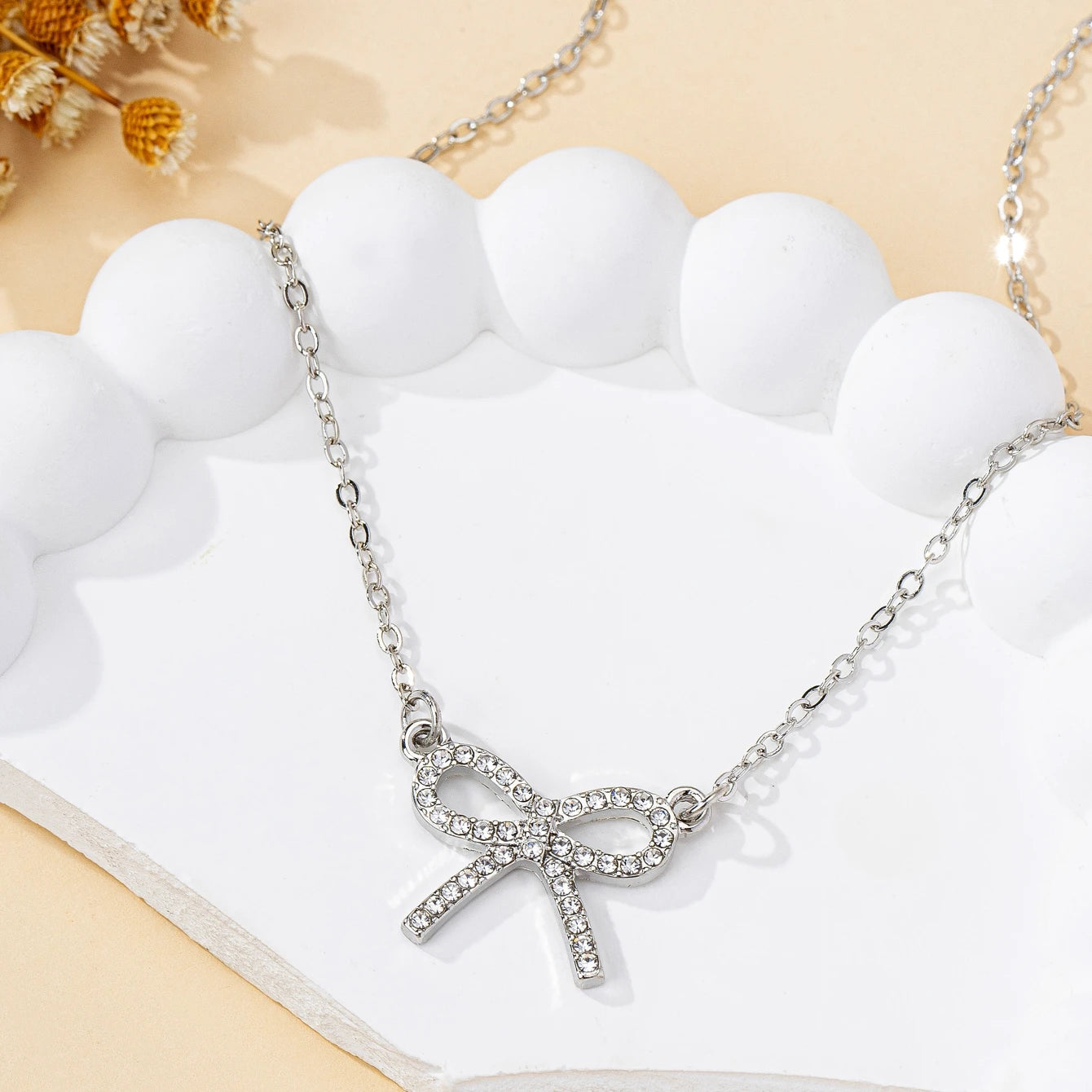 A Women's Necklace, Simple and Sweet Bow Pendant Necklace, Suitable for Daily Wear and Banquet Wear