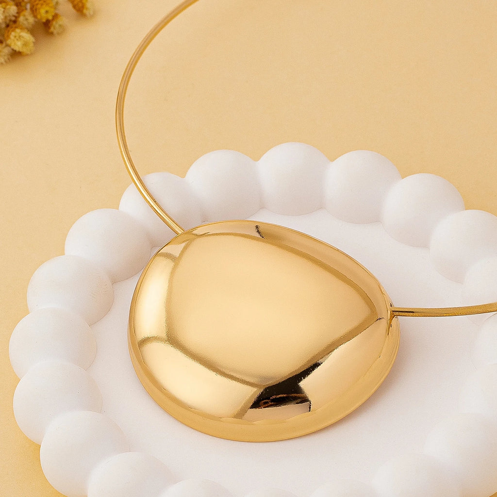 A Women's Necklace, a Glossy Geometric Exaggerated Fashion Simple Necklace, Suitable for Daily Wear and Vacation Wear