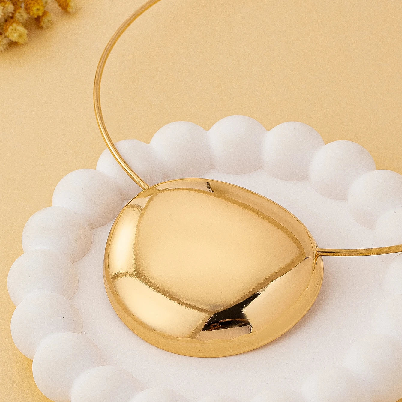 A Women's Necklace, a Glossy Geometric Exaggerated Fashion Simple Necklace, Suitable for Daily Wear and Vacation Wear