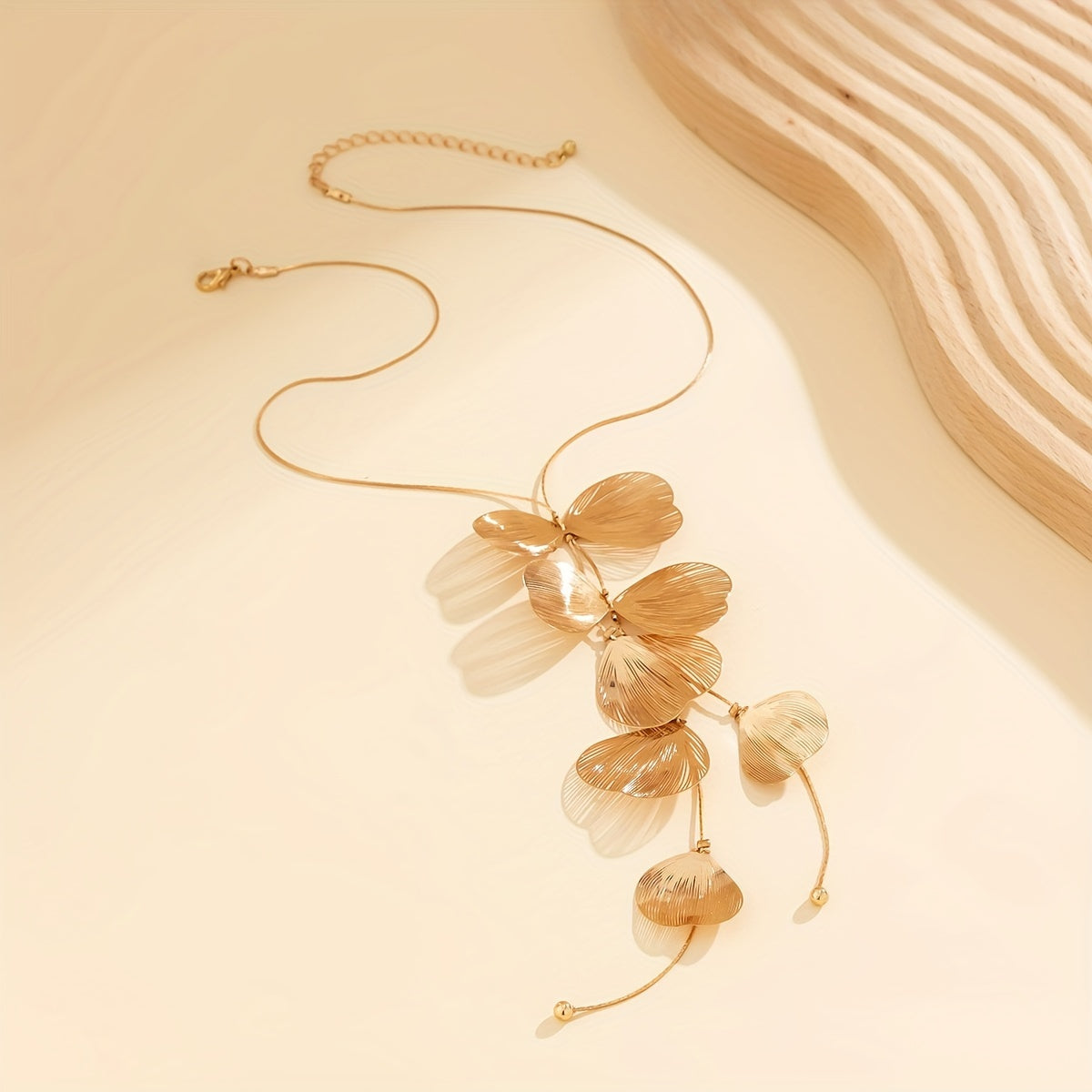 Timeless Ginkgo Leaf Pendant Necklace - Glamorous & Delicate Design - 14K Gold Plated Jewelry for Her - Elegant Everyday Wear, Perfect Gift for Feminine Charm